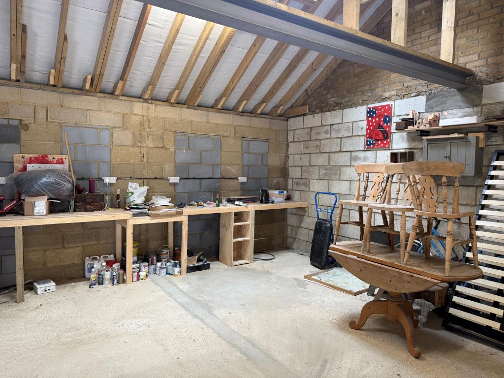 Lot: 21 - FREEHOLD GARAGE/WORKSHOP OF APPROXIMATELY 700 SQ.FT - Internal view of east workshop